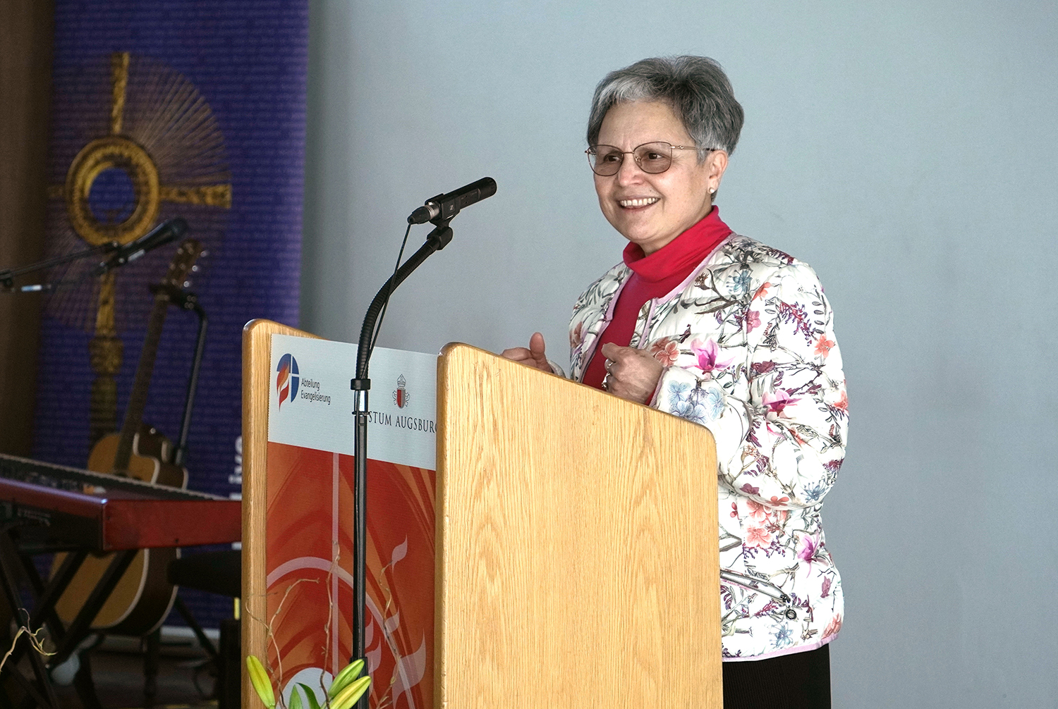 Margarita Beßler am Rednerpult beim Studientag Evangelisierung zum Thema Gebet 2022