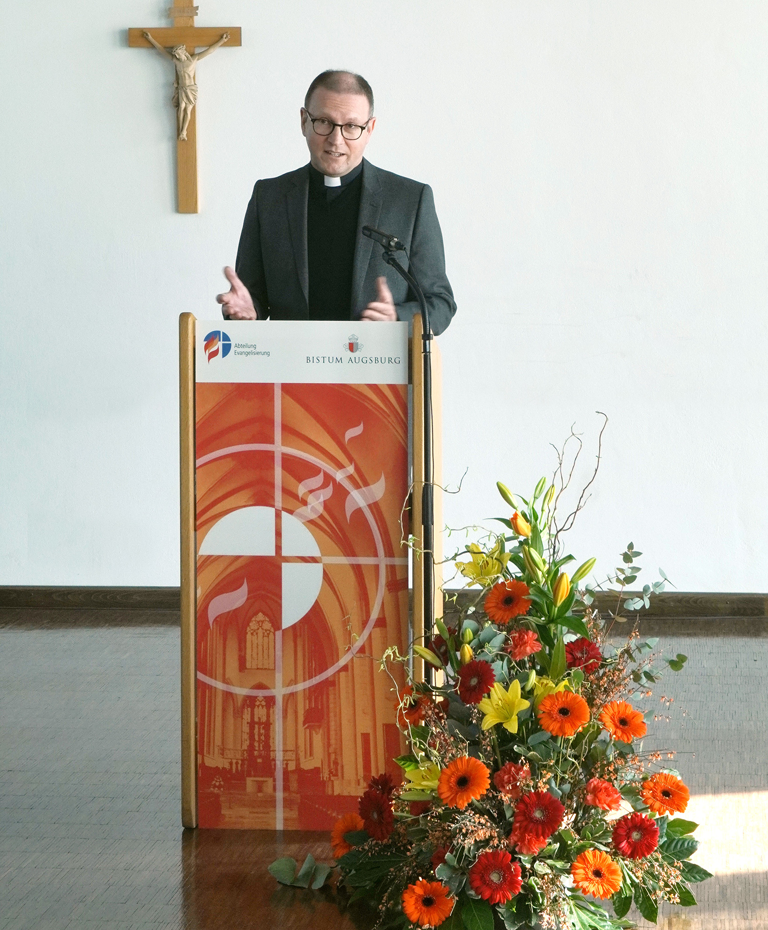 Andreas Miesen am Rednerpult beim Studientag Evangelisierung zum Thema Gebet 2022