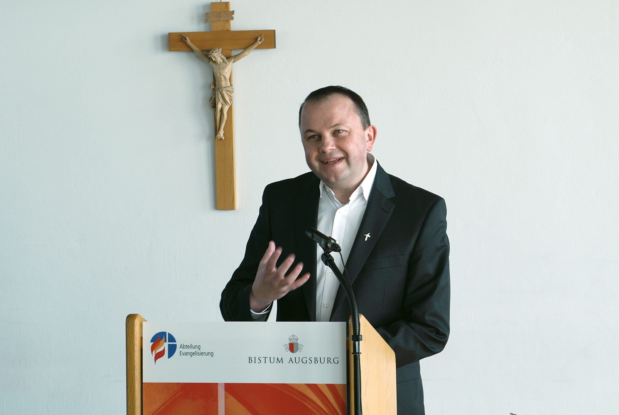 Reinfried Rimmel am Rednerpult beim Studientag Evangelisierung zum Thema Gebet 2022