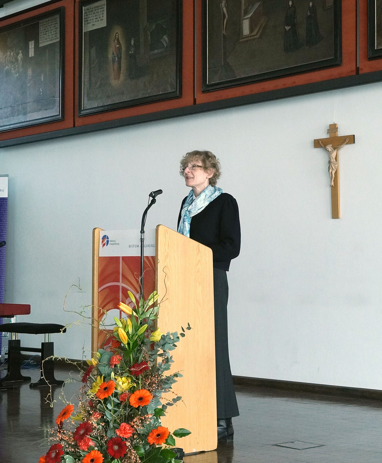 Prof. Dr. Marianne Schlosser am Rednerpult beim Studientag Evangelisierung zum Thema Gebet 2022