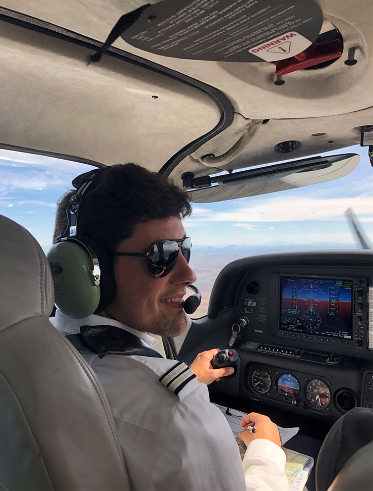 Junger Mann im Cockpit eines Passagierflugzeugs.