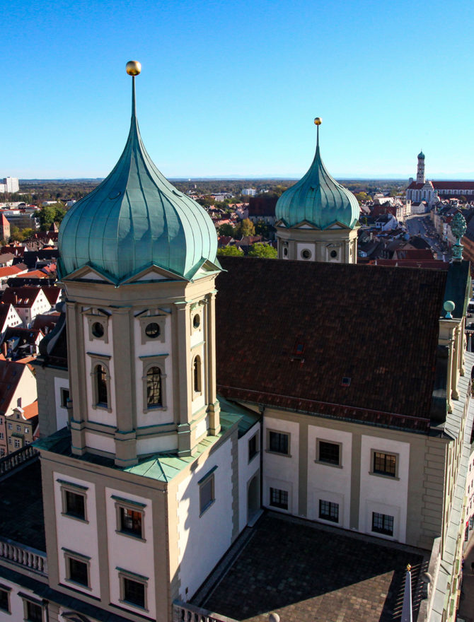 Blick vom Perlachturm über das Augsburger Rathaus zur Basilika St. Ulrich und Afra