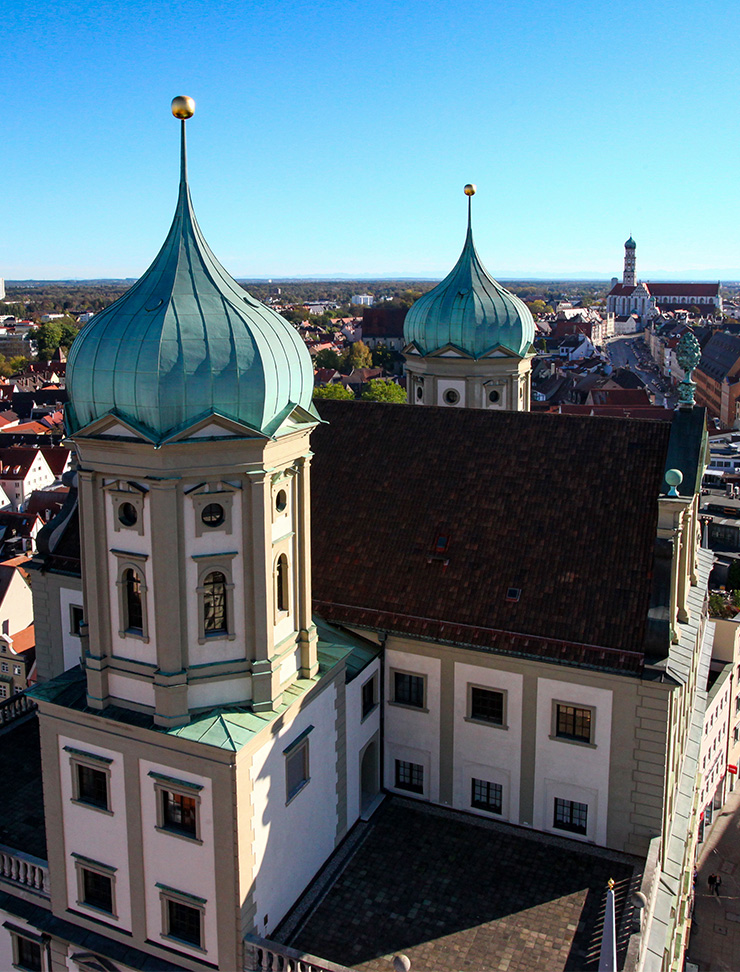 Blick vom Perlachturm über das Augsburger Rathaus zur Basilika St. Ulrich und Afra