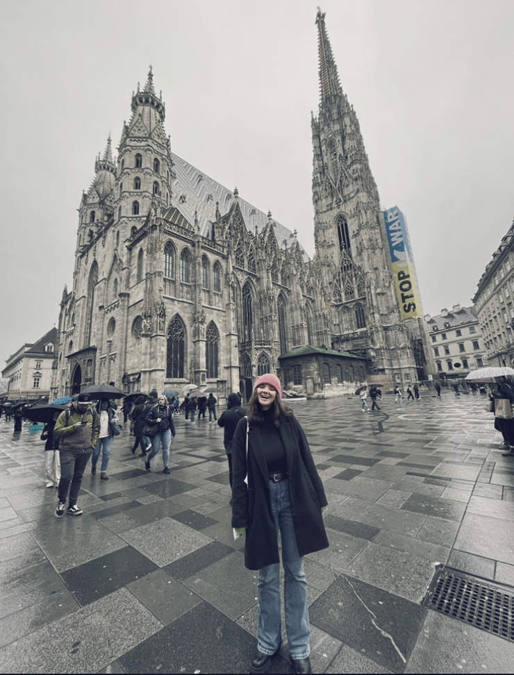 Iris vor dem Wiener Stephansdom