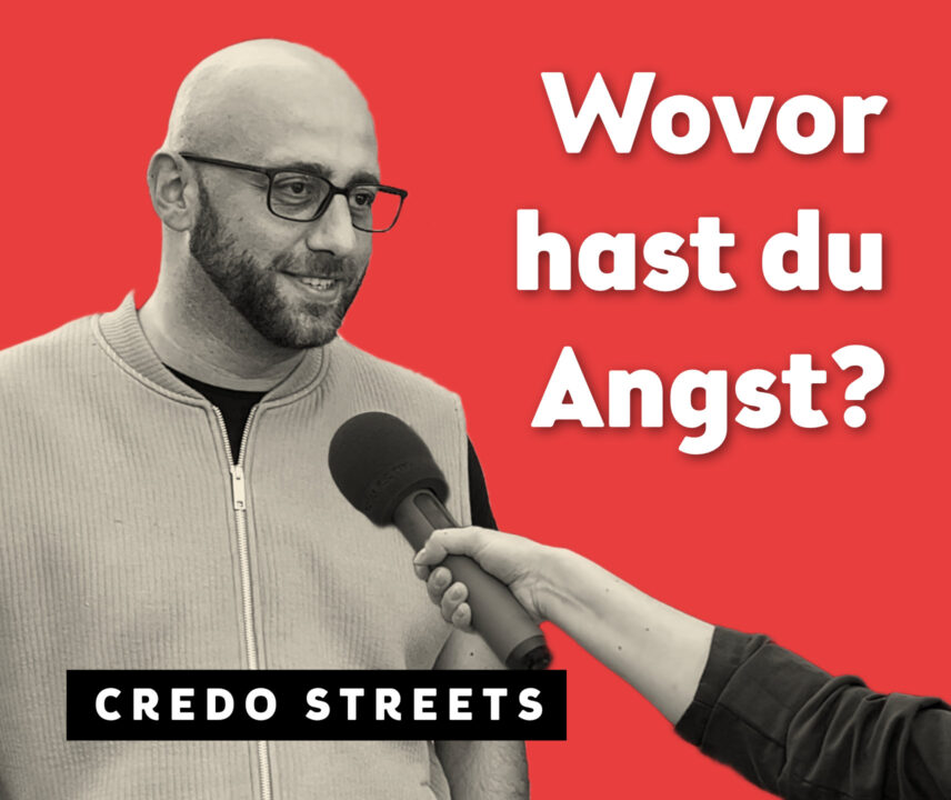 Mann vor Mikrofon