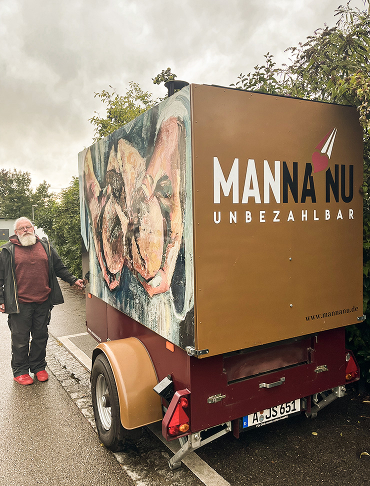 Der Anhänger, mit dem Mannanu vorfährt