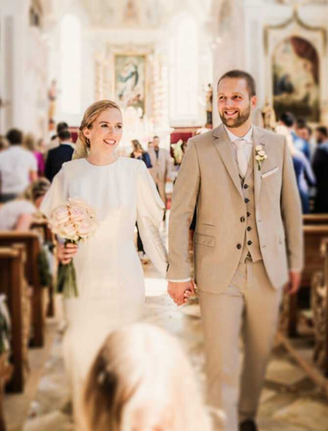 Junges Ehepaar beim Auszug aus der Kirche.