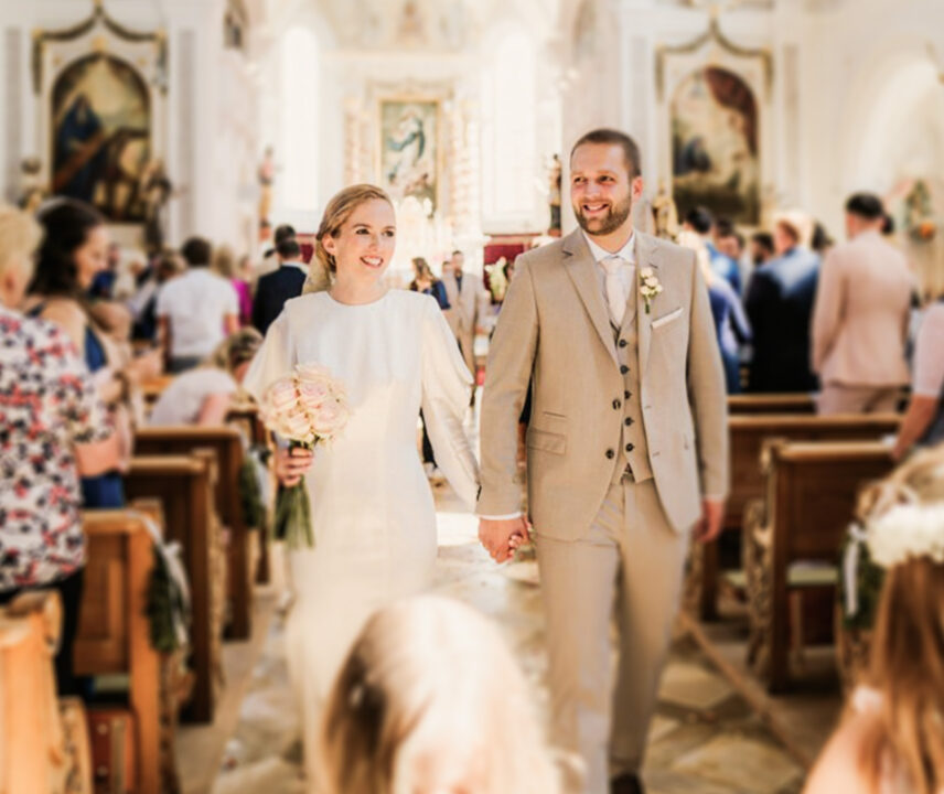 Junges Ehepaar beim Auszug aus der Kirche.