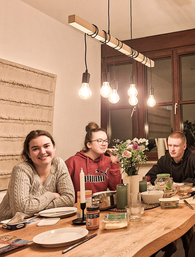 4 junge Leute beim Essen in einer WG.