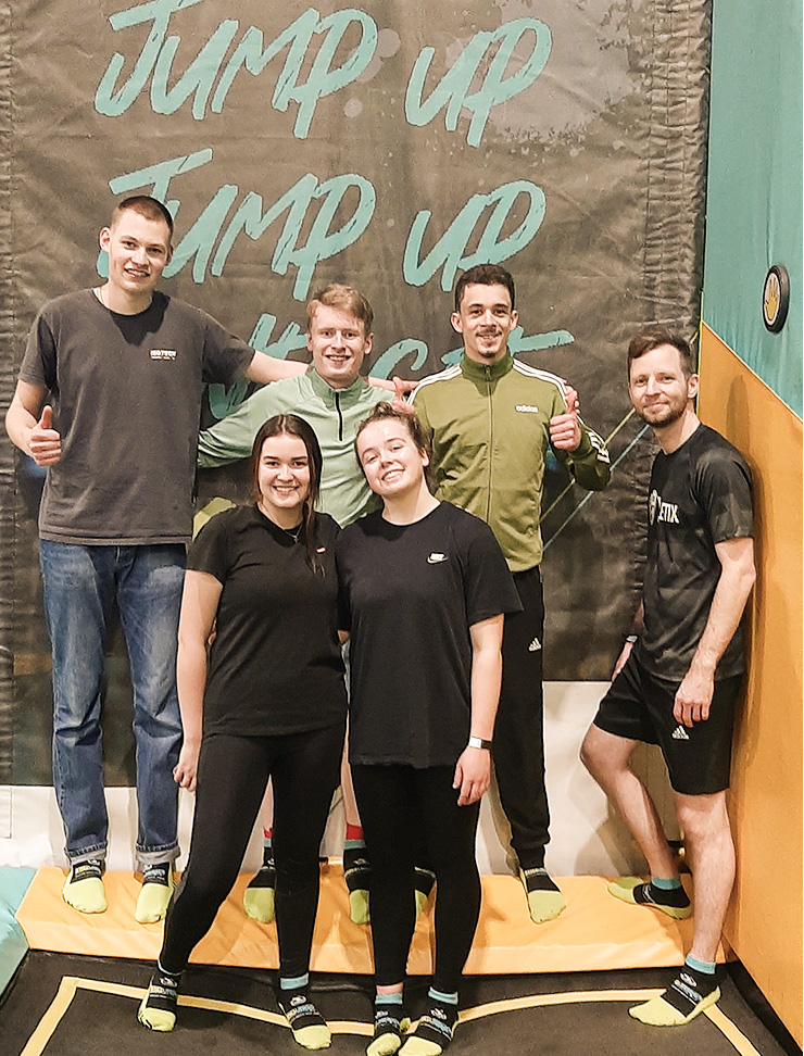 Junge Leute in einem Trampolinpark.