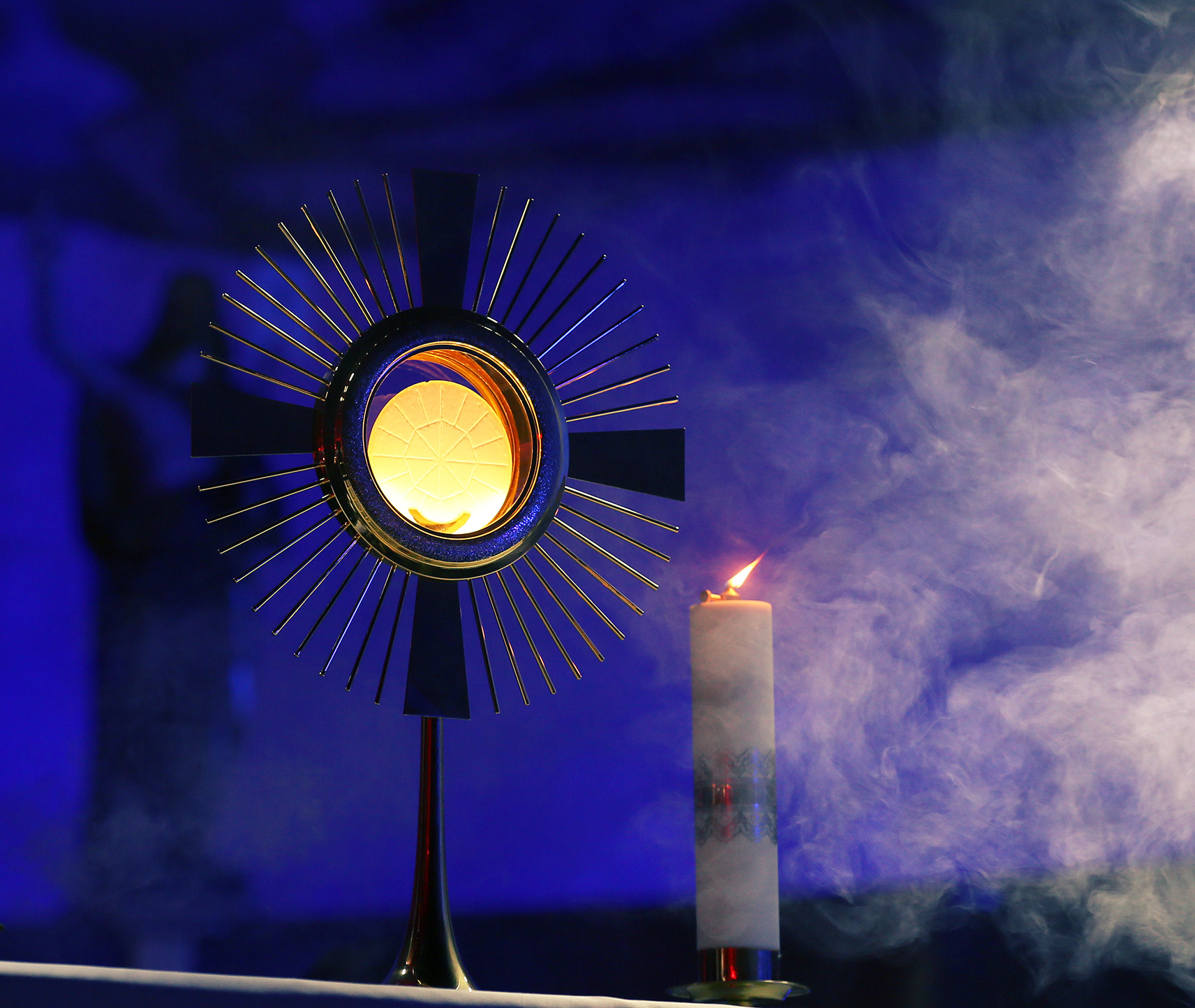 Monstranz auf Altar