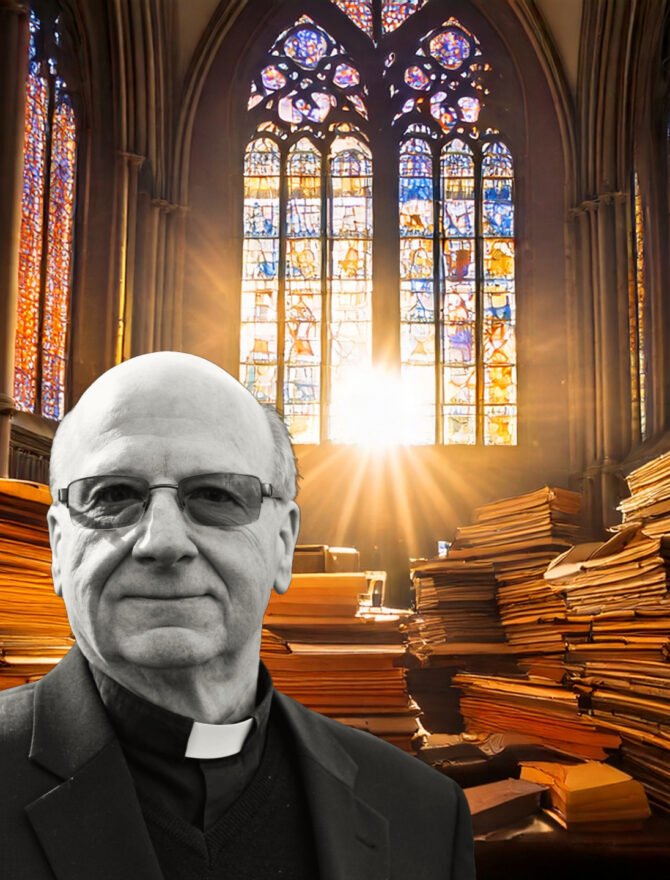Schwarz-weißes Porträt von Ernst von Castell mit Kollar und dunkler Brille in hellem Kirchenraum mit zahlreichen Unterlagen und Sonne im Hintergrund, die durch das bunte Kirchenfenster hereinscheint