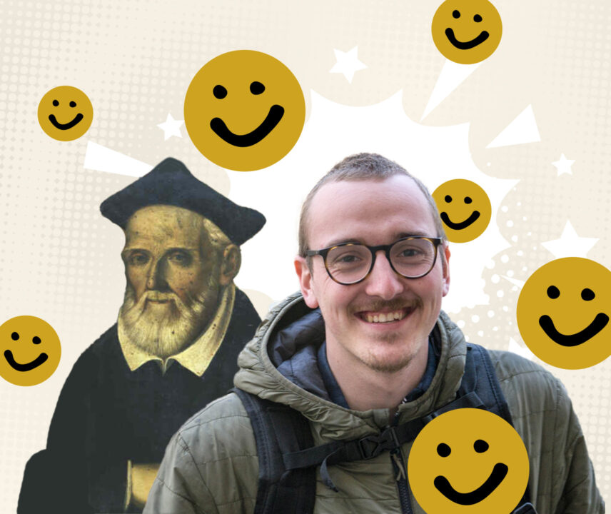 Altes Bild vom heiligen Philipp Neri mit jungem europäischen Mann mit kurzen braunen Haaren, Bart, Brille und grüner Jacke im Vordergrund, um sie herum mehrere lachende Smileys