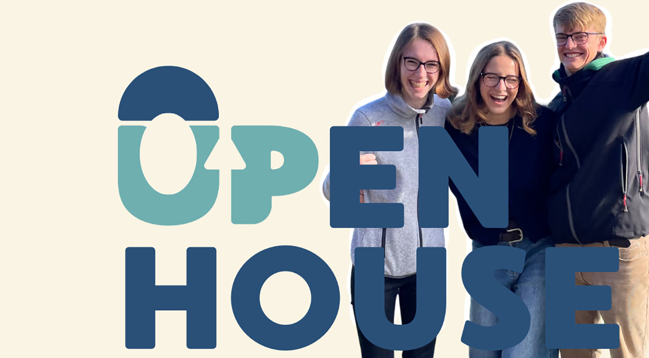 3 Leute lachen mit Open House Schriftzug