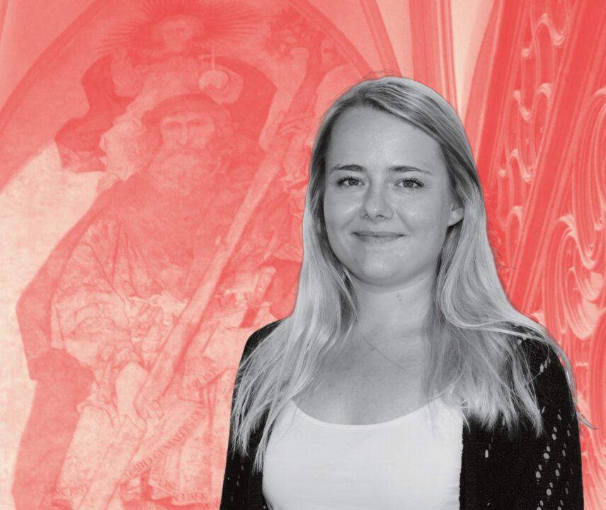 Junge Frau in Schwarz-Weiß vor rotem Hintergrund mit dem Heiligen Christophorus