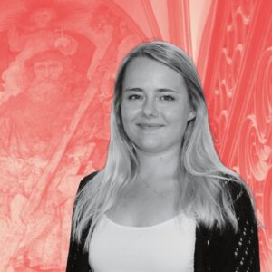 Junge Frau in Schwarz-Weiß vor rotem Hintergrund mit dem Heiligen Christophorus