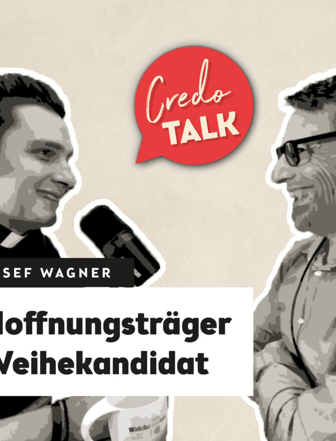 Ein junger Priester in Schwarz mit Priesterkragen und Kopföhrern im Interview mit einem Mann mittleren Alters in weißem Hemd, Brille und Kopfhörern sowie Text Hoffnungsträger Weihekandidat