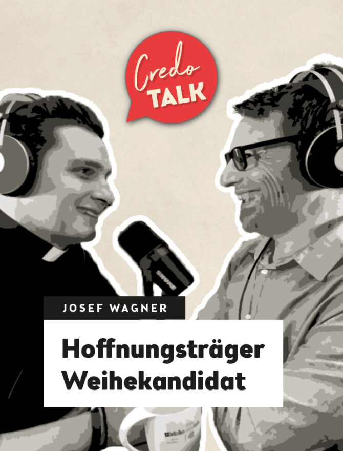 Ein junger Priester in Schwarz mit Priesterkragen und Kopföhrern im Interview mit einem Mann mittleren Alters in weißem Hemd, Brille und Kopfhörern sowie Text Hoffnungsträger Weihekandidat