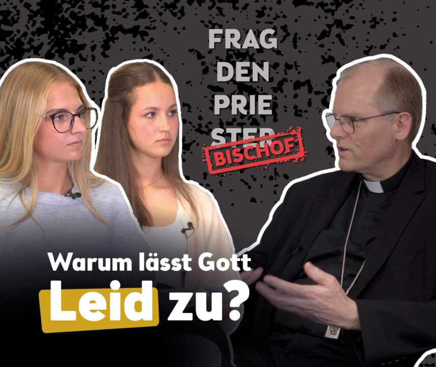 Zwei junge Frauen in blond und brünett im Gespräch mit Bischof in schwarz mit Priesterkragen und Brille