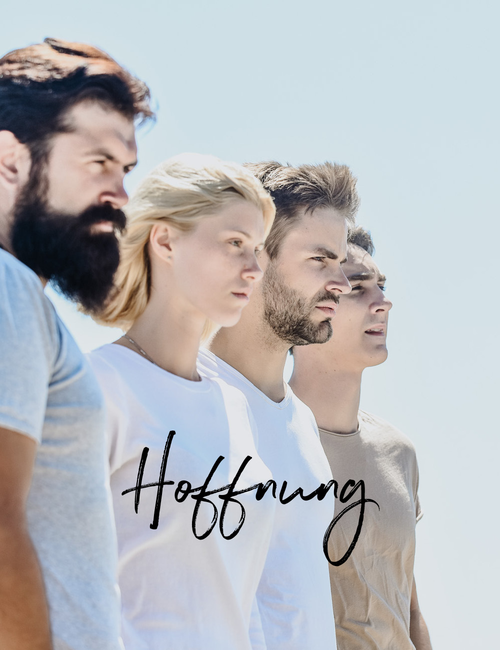 Vier junge europäische Erwachsene in hellen Shirts vor hellblauem Hintergrund die mit einer Erwartungshaltung nach rechts blicken.