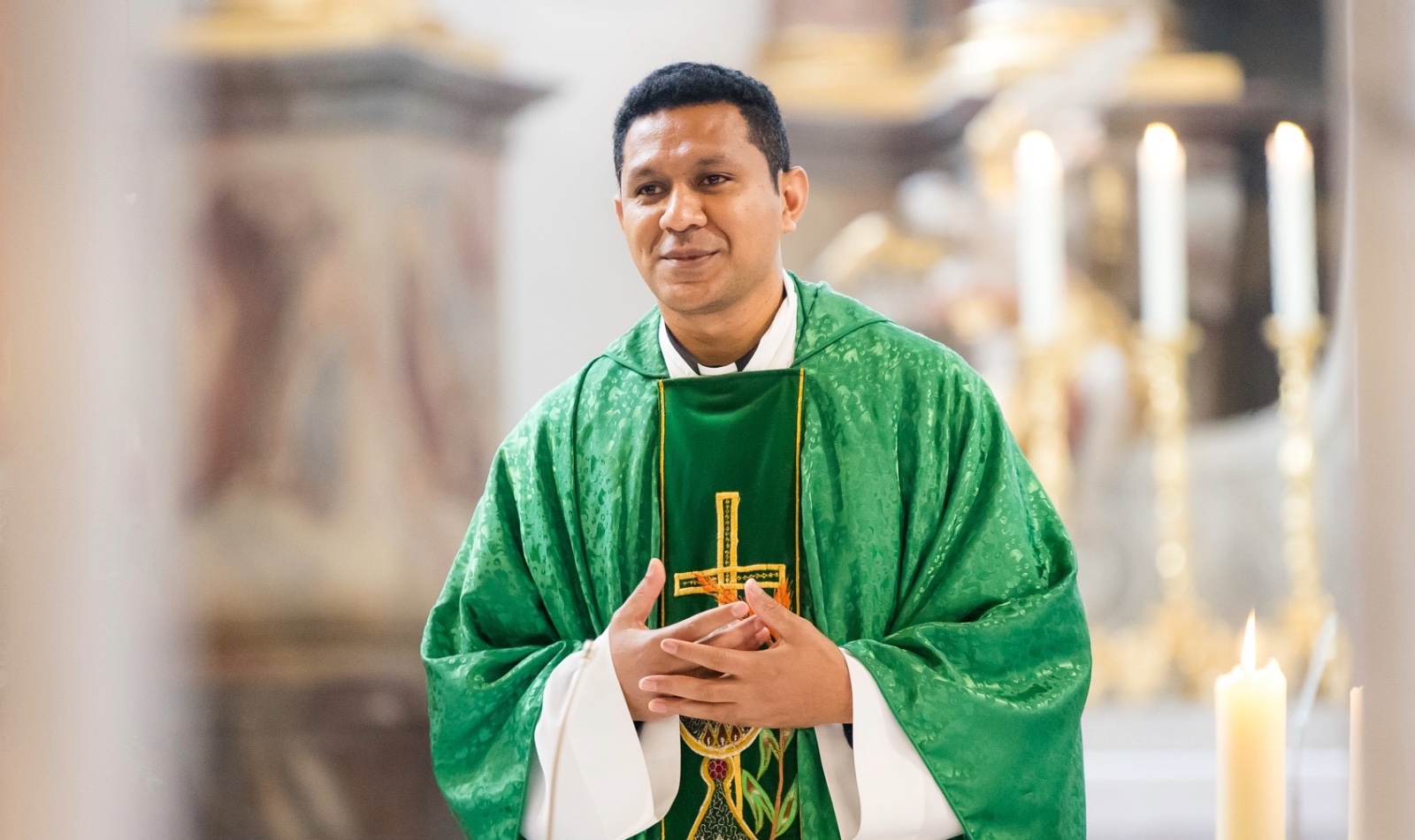 Junger indonesischer Priester im grünen Priestergewand bei der Heiligen Messe