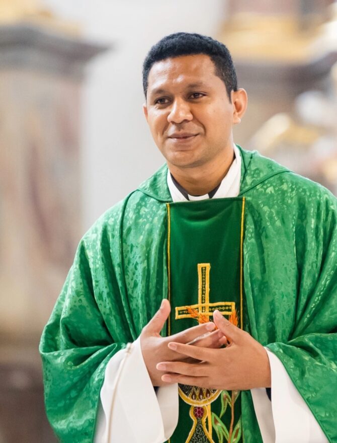Junger indonesischer Priester im grünen Priestergewand bei der Heiligen Messe