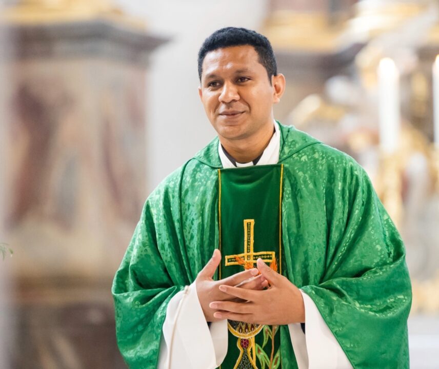 Junger indonesischer Priester im grünen Priestergewand bei der Heiligen Messe