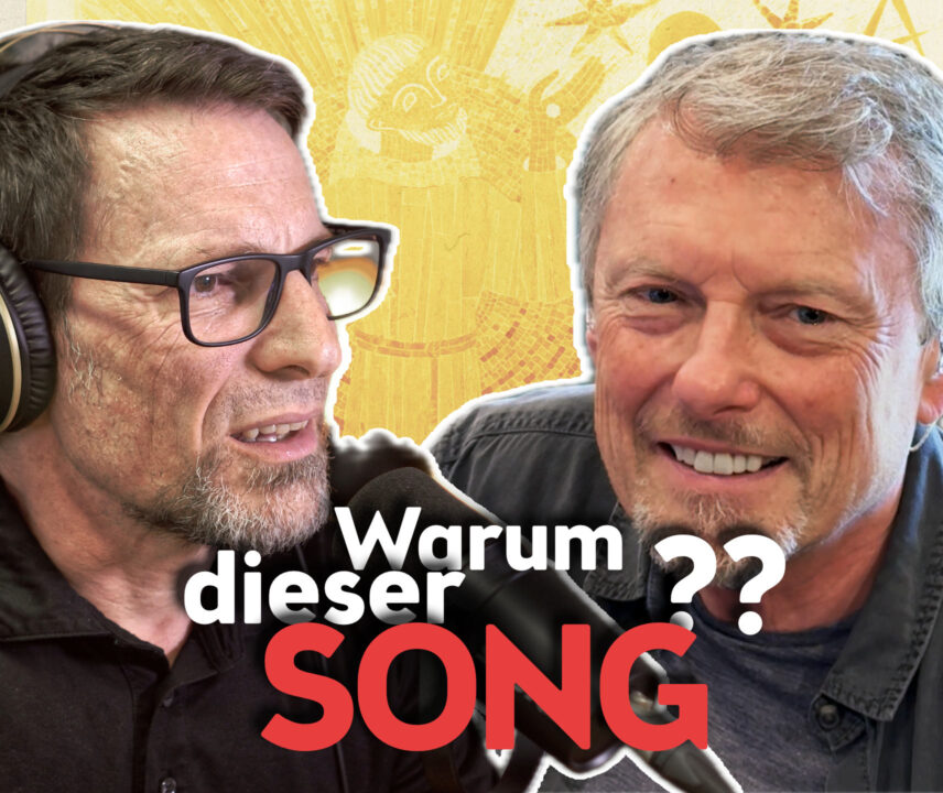 Zwei Männer: links spricht ein Mann mit Kopfhörern ins Mikrofon, rechts lächelt ein Mann; gelber Mosaik‑Hintergrund. Text im Bild: "Warum dieser SONG??"