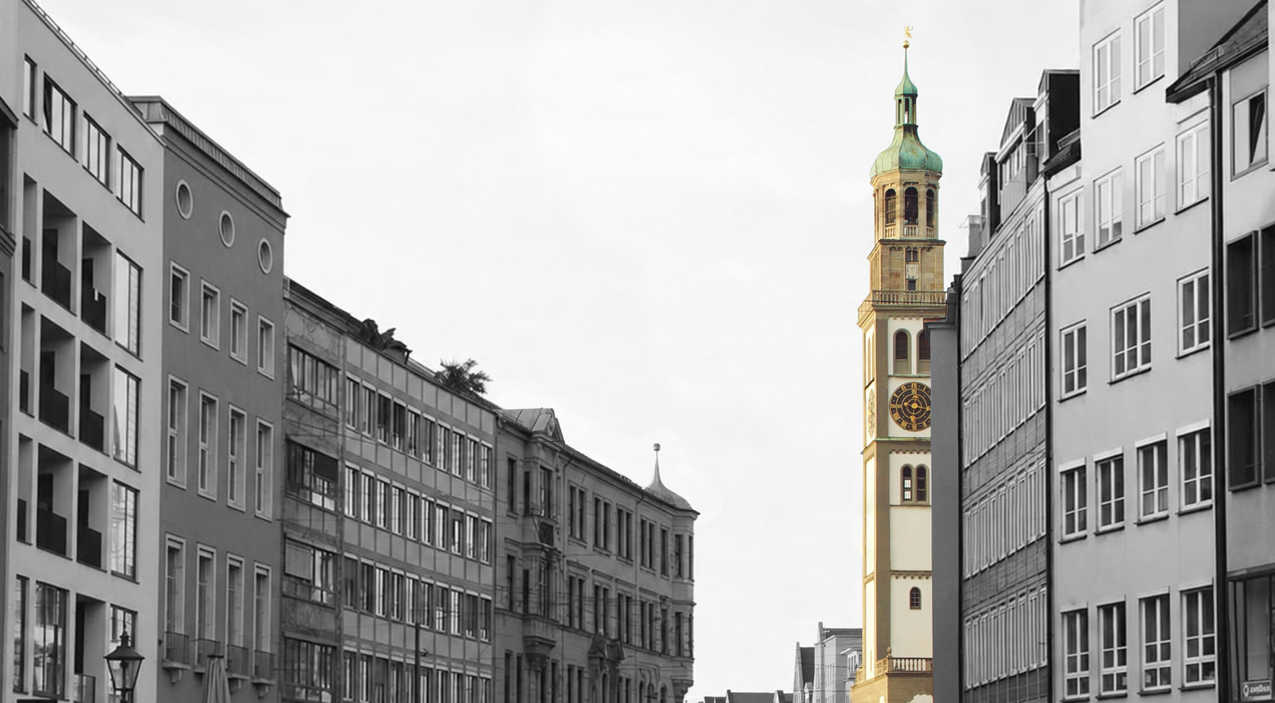 Der Augsburger Perlachturm in Farbe auf einer Ansicht der Karolinenstraße in Schwarz-Weiß
